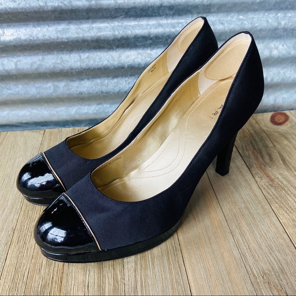 Tahari Black Cap Toe Laurie Pump - Picture 6 of 6